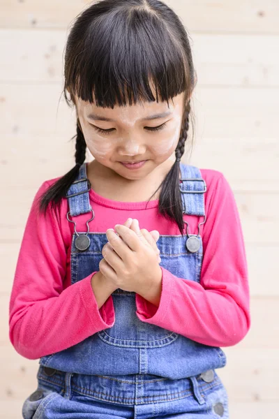 Little Girl Portrait Blur Wood Wall Texture Background See Hand — Stock Photo, Image