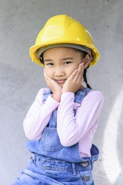 Büyük beton borularda küçük mühendis kız portresi
