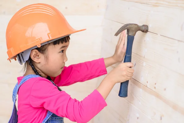 Little Girl Serious Carpenter Jobs Hammer Wood Wall — Stock Photo, Image
