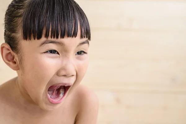 Niña Tomar Baño Pose Sorpresa Sobre Fondo Pared Madera Borrosa — Foto de Stock