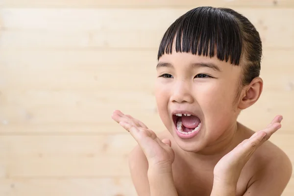 Niña Tomar Baño Sentirse Fresco Con Fondo Pared Madera — Foto de Stock