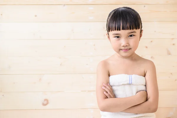 Liten Flicka Redo Att Ett Bad Trä Vägg Bakgrund — Stockfoto