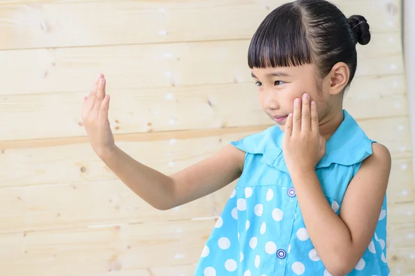 Niña Compruebe Misma Con Fondo Madera Borrosa — Foto de Stock