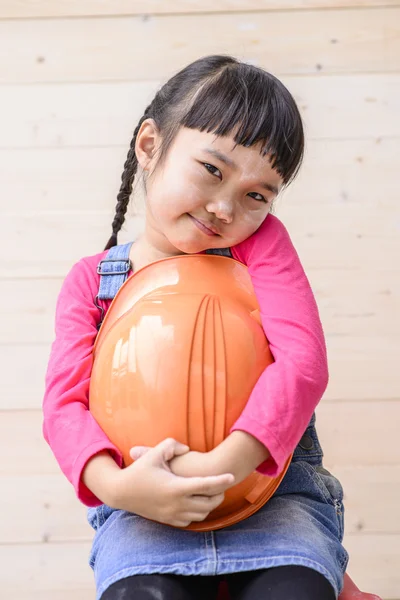 Kid Porträtt Och Hålla Orange Hjälm Med Leende Pose — Stockfoto