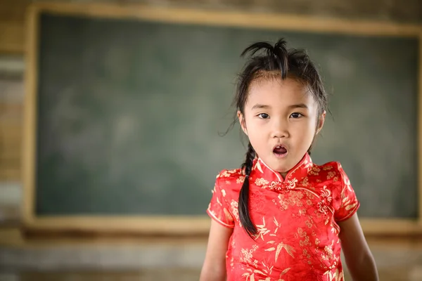 Pequeña Chica Vestida Color Rojo Chino Con Una Pose Sorprendente — Foto de Stock