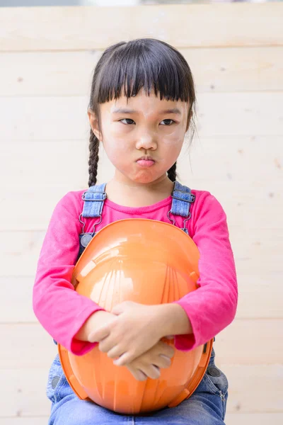 Kid Porträtt Och Hålla Orange Hjälm Med Moddy Pose — Stockfoto