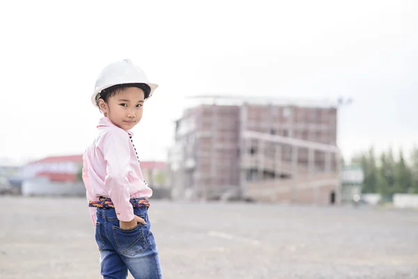 Littel Építőmérnök Lány Miközben Ellenőrzi Épületet Építési Területen — Stock Fotó