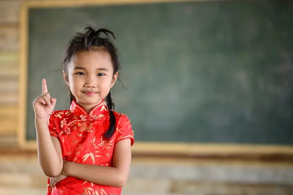 Petite Fille Rouge Sur Pose Enseignant Avec Fond Tableau Noir Photos De Stock Libres De Droits