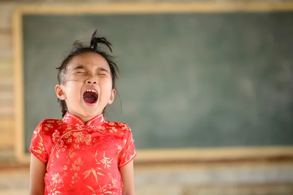 Kleines Mädchen Auf Rotem Chinesischem Kleid Mit Verletzter Pose Tafel — Stockfoto