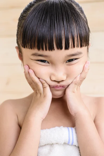 Little Girl Take Bath Pose Blur Wood Wall Background — Stock Photo, Image