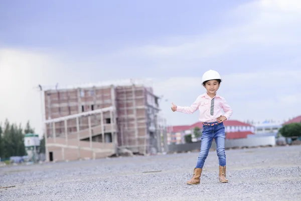 Litte Menina Engenheiro Civil Inspecionando Edifício Canteiro Obras Com Polegar — Fotografia de Stock