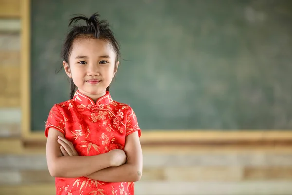 Bambina Sul Vestito Rosso Cinese Con Sfondo Lavagna — Foto Stock