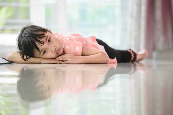 Bambina Che Gioca Sul Pavimento Con Abito Arancione Viso Serio — Foto Stock
