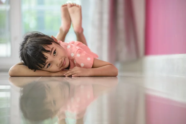 Bambina Giocando Sul Pavimento Con Abito Arancione Viso Sorriso — Foto Stock