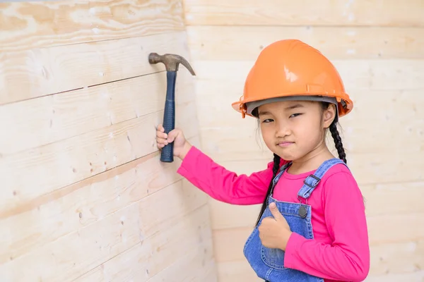 Little Carpenter Girl Work Hammer Wood Wall Make Thumb — Stock Photo, Image