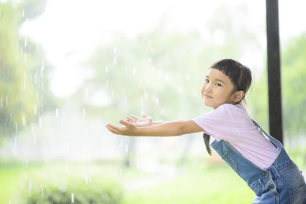 Menina Asiática Gosta Jogar Dia Chuvoso Chuva Jardim Verde — Fotografia de Stock