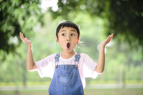 Piccola Ragazza Posa Sorpresa Bellissimo Sfondo Bokeh — Foto Stock