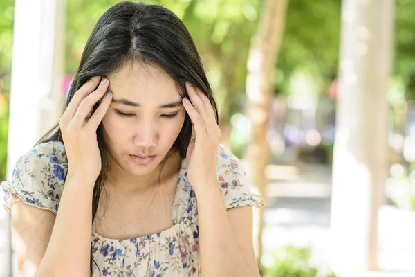 Asiatin Stresspose Ernste Und Beunruhigende Stimmung Kopfschmerzpose lizenzfreie Stockbilder