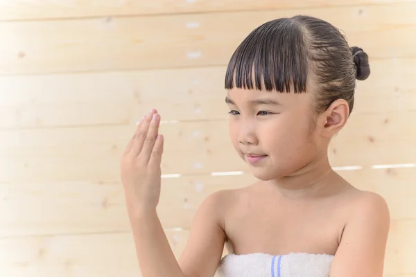 Little Girl Take Bath Look Her Hand Blur Wood Wall — Stock Photo, Image