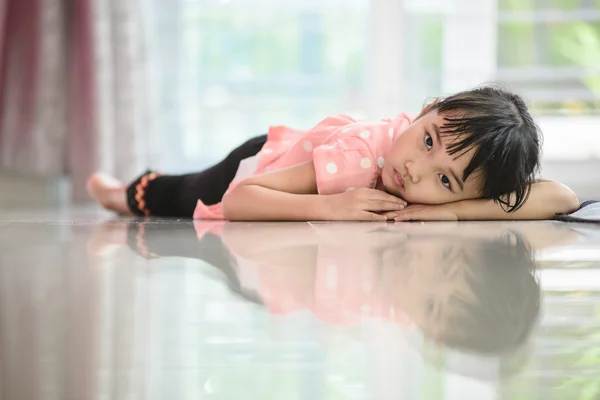 Bambina che gioca sul pavimento — Foto Stock