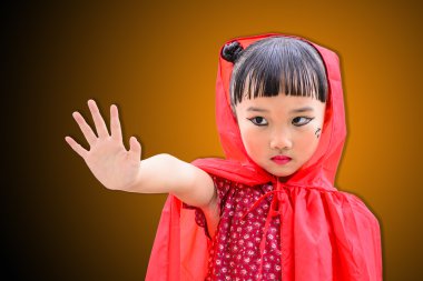 Küçük Asyalı kız cadı kostüm ve poz