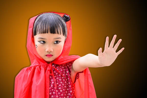 Μικρό ασιατικό κορίτσι με κοστούμι μάγισσα και πόζα — Φωτογραφία Αρχείου