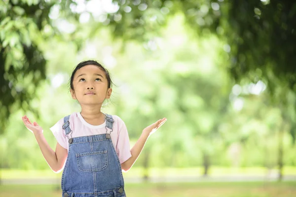 Meisje op ontspannen en denken vormen — Stockfoto