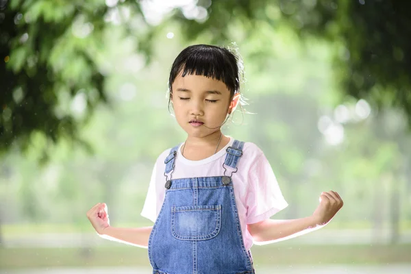 Niña en pose de relax y pensamiento — Foto de Stock