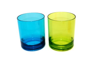 Mavi ve yeşil plastik cam