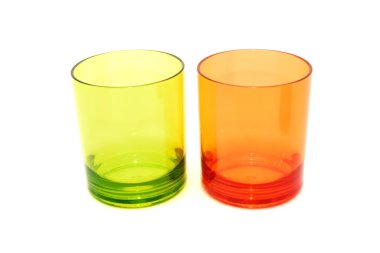 Yeşil ve turuncu plastik cam