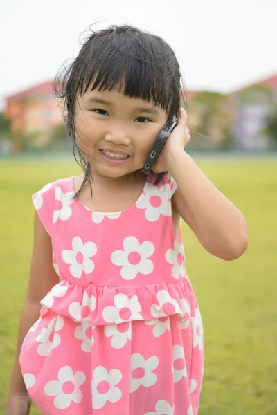 Ασιατικές παιδί χρήση έξυπνο τηλέφωνο — Φωτογραφία Αρχείου