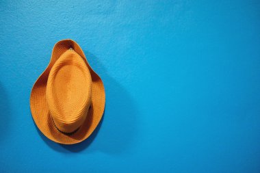 Mavi duvar turuncu şapka