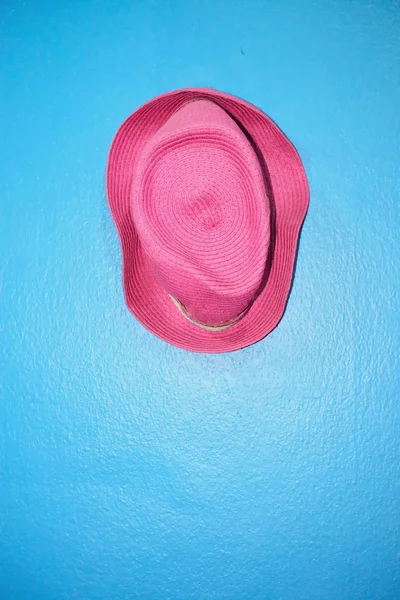 Chapeau vintage rose sur mur vintage bleu — Photo