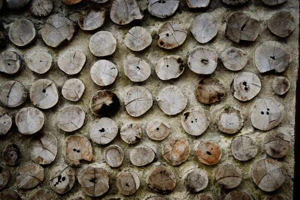 Деревина в бетонній стіні — стокове фото