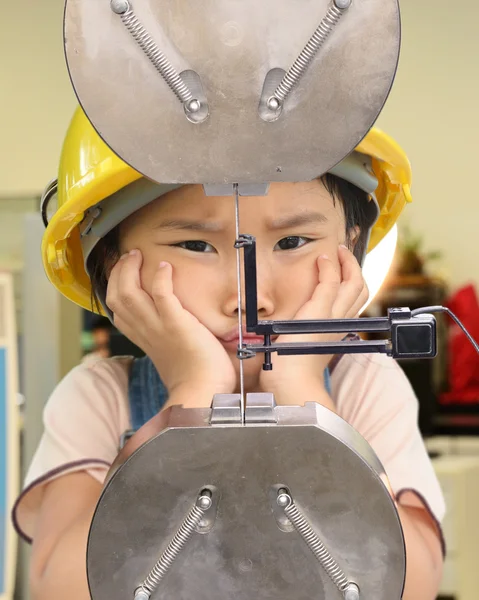 Kid ingenjör förväxla med dragprovet resultatet Royaltyfria Stockfoton