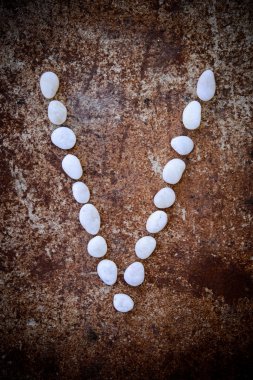 Formu beyaz taş 'V' alfabesi