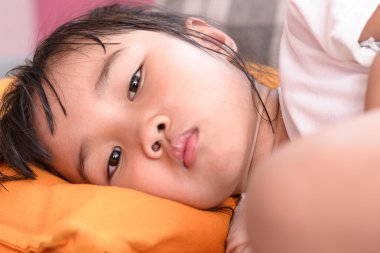 Hasta üzerinde çocuk 