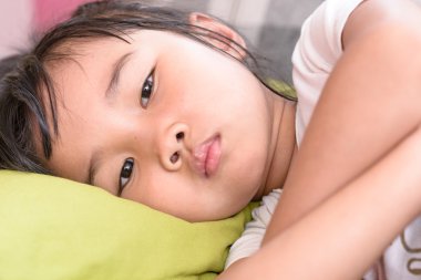 Hasta üzerinde çocuk 