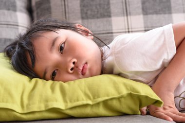 Hasta üzerinde çocuk 