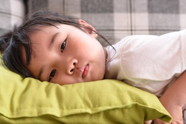 Hasta üzerinde çocuk 