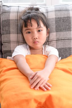 Hasta üzerinde çocuk 