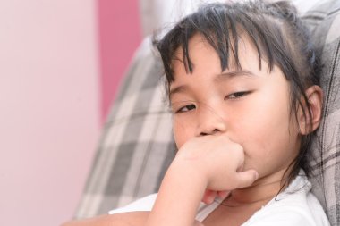 Hasta üzerinde çocuk 