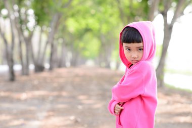 Asyalı çocuk portre bahçede