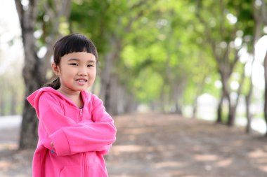 Asyalı çocuk portre bahçede