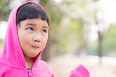 Asyalı çocuk içinde duygu ile pembe ceket