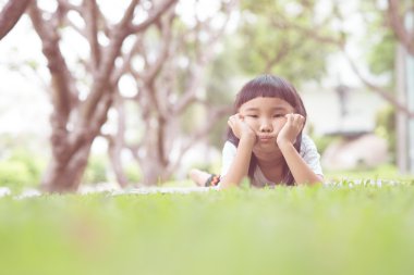 Bahçedeki evlat düşünme