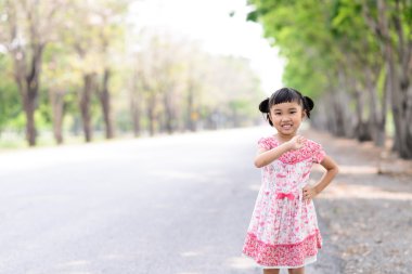 Asyalı çocuk kırmızı elbise Haritayı dur sembolü