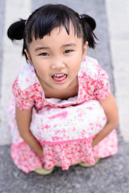 Çocuk portre ile reddress yol arka plan üzerinde