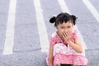 asfalt yol arka plan üzerinde hapşırma çocuk