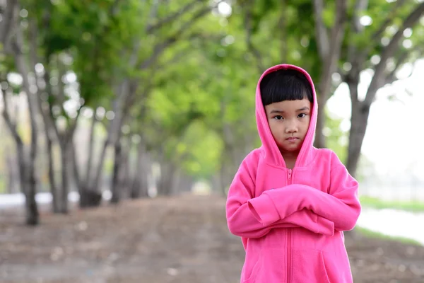 Asyalı çocuk portre bahçede — Stok fotoğraf